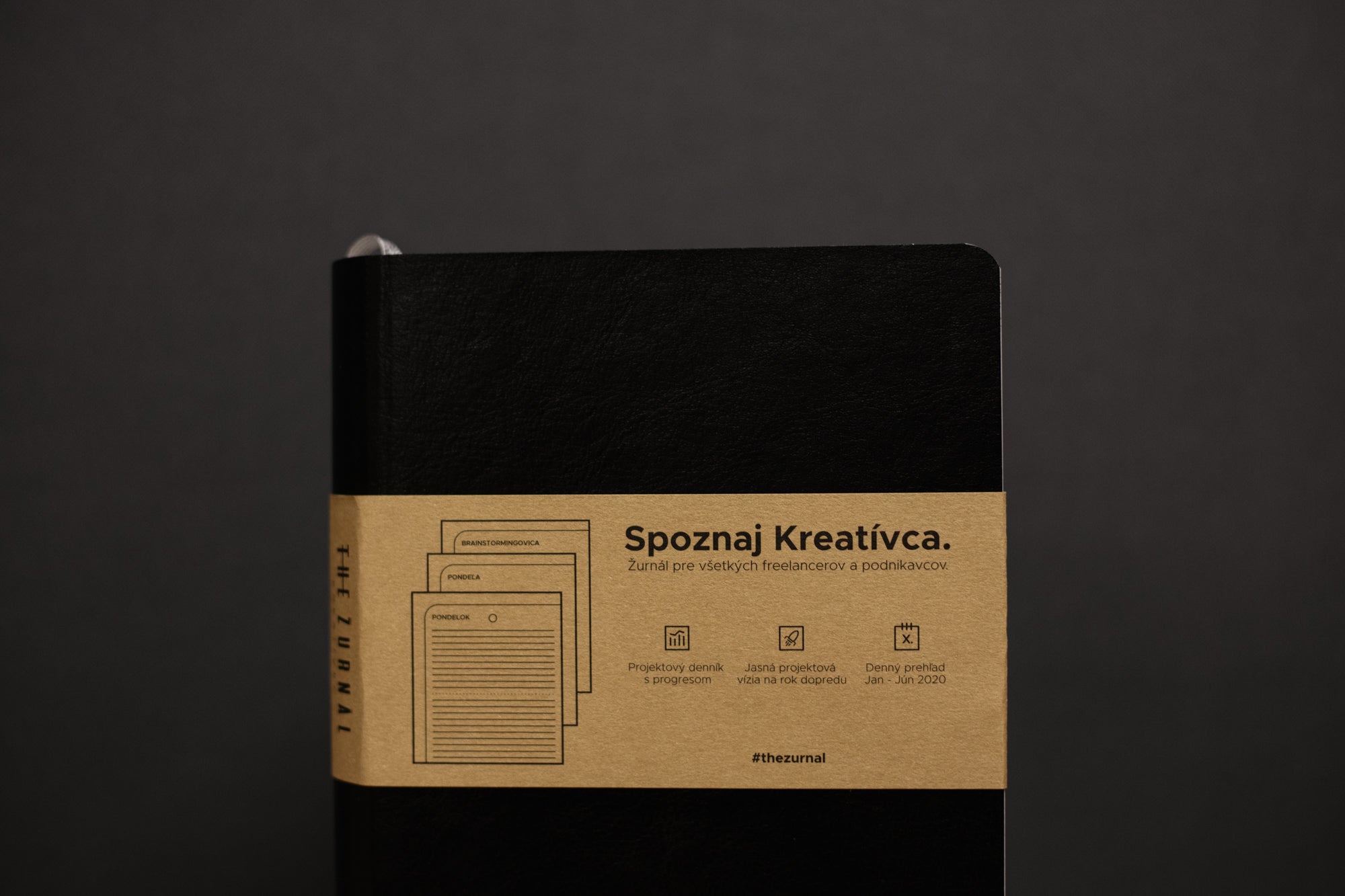 Zurnal-Kreativec-poctivy-slovensky-s-detailom-na-napis-spoznaj-kreativca